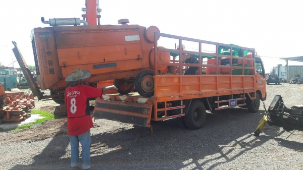 ลูกค้ามารอรับแต่เช้าครับ เรา tractor-backhoe ก็จัดส่งให้ ปั้มลม สำหรับเจาะน้ำบาดาล ไปสกลนคร