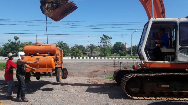 ลูกค้ามารอรับแต่เช้าครับ เรา tractor-backhoe ก็จัดส่งให้ ปั้มลม สำหรับเจาะน้ำบาดาล ไปสกลนคร ลูกค้ามารอรับแต่เช้าครับ เรา tractor-backhoe ก็จัดส่งให้ ปั้มลม สำหรับเจาะน้ำบาดาล ไปสกลนคร