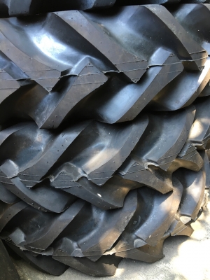 1200-20ยางรถไถ(ยางหล่อ)สภาพสวยๆเลยครับ