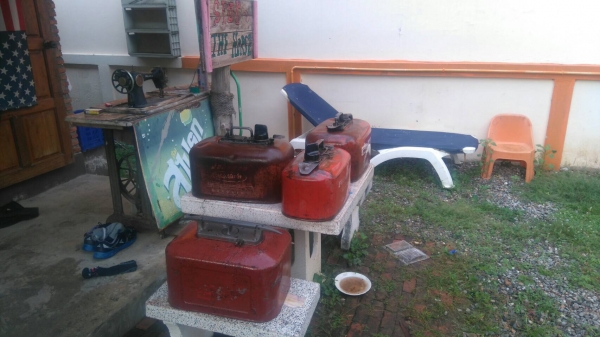 ขายของสะสม ถังน้ำมันโบราณ ถังเบนสิน ปี1953/1956 u s a สภาพใช้งานได้จริง ใบละ2500มี4ใบ