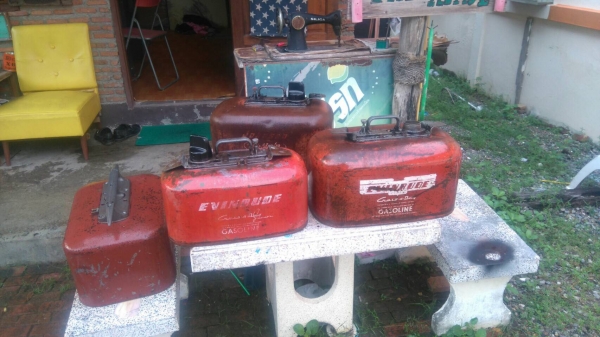 ขายของสะสม ถังน้ำมันโบราณ ถังเบนสิน ปี1953/1956 u s a สภาพใช้งานได้จริง ใบละ2500มี4ใบ