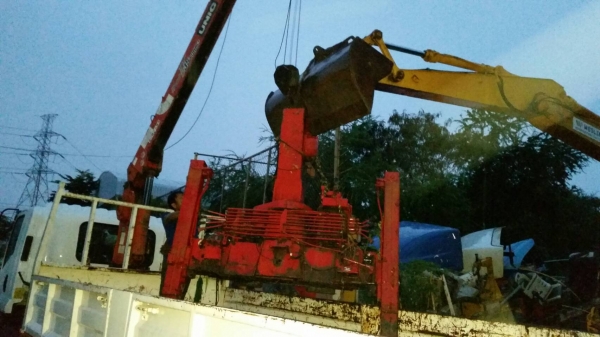 ดึกดื่น ค่ำคืนเราก็จัดส่งให้ลูกค้าครับ tractor-backhoeได้จัดส่งเครนสลิง/เฮี๊ยบ แบบขาสูงขึ้นรถลูกค้าเ