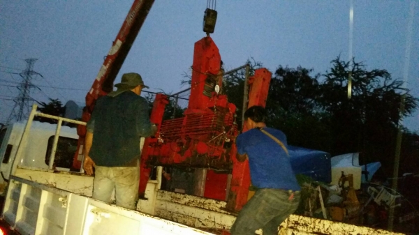 ดึกดื่น ค่ำคืนเราก็จัดส่งให้ลูกค้าครับ tractor-backhoeได้จัดส่งเครนสลิง/เฮี๊ยบ แบบขาสูงขึ้นรถลูกค้าเ ดึกดื่น ค่ำคืนเราก็จัดส่งให้ลูกค้าครับ tractor-backhoeได้จัดส่งเครนสลิง/เฮี๊ยบ แบบขาสูงขึ้นรถลูกค้าเ