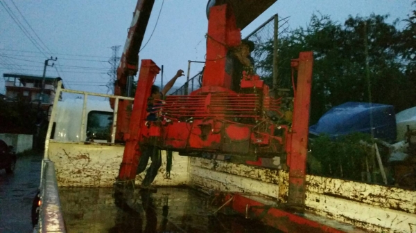 ดึกดื่น ค่ำคืนเราก็จัดส่งให้ลูกค้าครับ tractor-backhoeได้จัดส่งเครนสลิง/เฮี๊ยบ แบบขาสูงขึ้นรถลูกค้าเ ดึกดื่น ค่ำคืนเราก็จัดส่งให้ลูกค้าครับ tractor-backhoeได้จัดส่งเครนสลิง/เฮี๊ยบ แบบขาสูงขึ้นรถลูกค้าเ