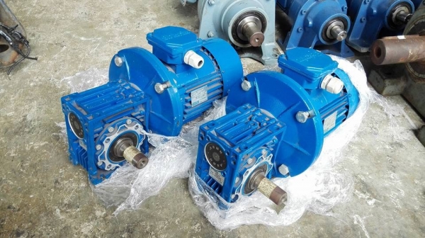 ** SOLD ** มอเตอร์เกียร์ MOTOVARIO Made in ITALY 1 HP 380V ทด 1:5 เพลาออก 300 RPM. ของใหม่ 100\% ไม่เคยโดนไฟ!!