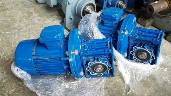 ** SOLD ** มอเตอร์เกียร์ MOTOVARIO Made in ITALY 1 HP 380V ทด 1:5 เพลาออก 300 RPM. ของใหม่ 100\% ไม่เคยโดนไฟ!!