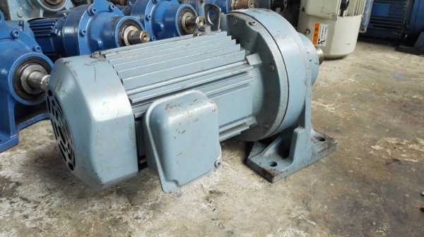 ** Sold ** มอเตอร์เกียร์ Sumitomo Cyclodrive 1 HP 380V ทด 1:87 เพลาออก 17 RPM