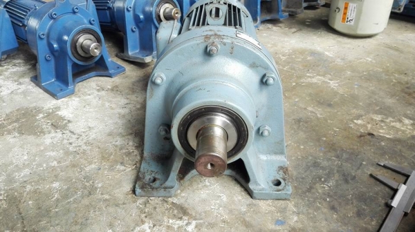 ** Sold ** มอเตอร์เกียร์ Sumitomo Cyclodrive 1 HP 380V ทด 1:87 เพลาออก 17 RPM