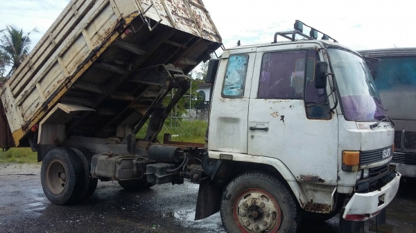 รถอีซูซุ 6 ล้อดั้ม FSR  165 แรงม้า.    สนใจติดต่อ  081 - 6079515