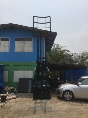 ขายรถยกโคมัสสึ 2.5 ตัน เสาสูง 4 เมตร(ราคา 70,000 บาท) ราคาถูก คุ้มแน่นอน