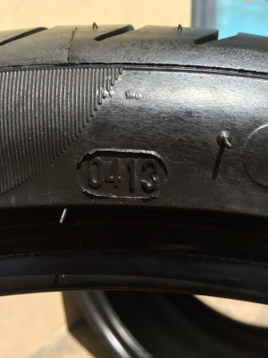 ขายยาง PIRELLI P-ZERO 285-30-19 ปี13 ดอกเต็ม ไม่มีปะ หน้ายางแห้งๆ ล่องไม่ร้าว คู่ละ 4,000 บาท