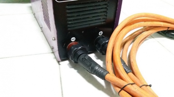 ตู้เชื่อม ยี่ห้อ IWELD ระบบซุปเปอร์อินเวอร์เตอร์ ขนาด 200 แอมป์ สภาพพร้อมใช้งานครับ ตู้เชื่อม ยี่ห้อ IWELD ระบบซุปเปอร์อินเวอร์เตอร์ ขนาด 200 แอมป์ สภาพพร้อมใช้งานครับ