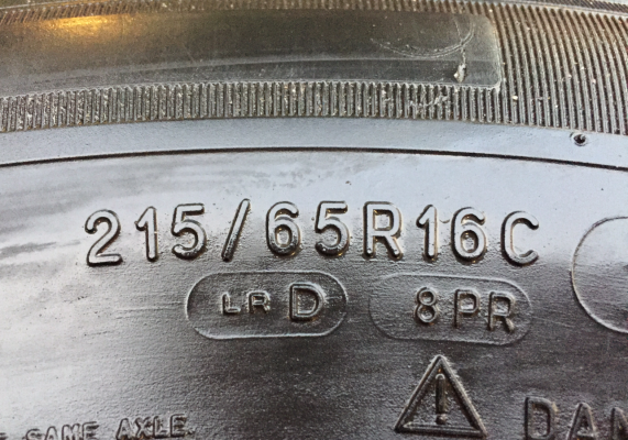 ยาง Michelin 215 65 16 ปลายปี14 ดอกเต็ม ใช้กันยาว ราคาไม่แพง ยาง Michelin 215 65 16 ปลายปี14 ดอกเต็ม ใช้กันยาว ราคาไม่แพง