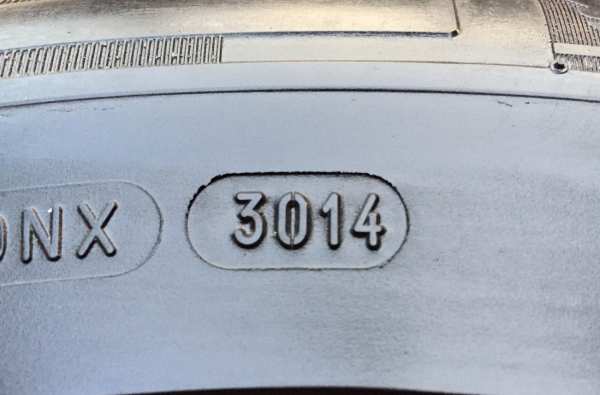 ยาง Michelin 215 65 16 ปลายปี14 ดอกเต็ม ใช้กันยาว ราคาไม่แพง ยาง Michelin 215 65 16 ปลายปี14 ดอกเต็ม ใช้กันยาว ราคาไม่แพง