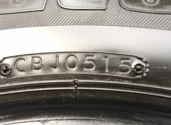 ยาง Bridgestone 215 65 16 ปี15 ดอกเต็ม ใช้กันยาว ราคาไม่แพง ยาง Bridgestone 215 65 16 ปี15 ดอกเต็ม ใช้กันยาว ราคาไม่แพง