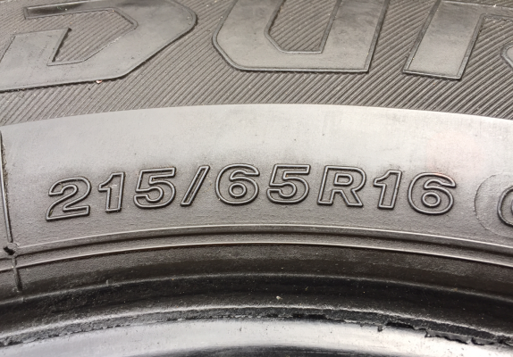 ยาง Bridgestone 215 65 16 ปี15 ดอกเต็ม ใช้กันยาว ราคาไม่แพง ยาง Bridgestone 215 65 16 ปี15 ดอกเต็ม ใช้กันยาว ราคาไม่แพง