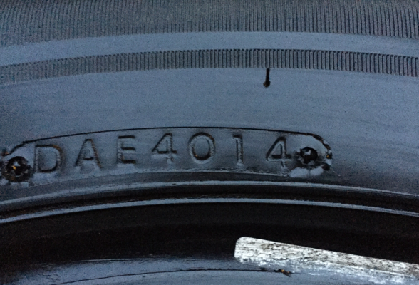 ยาง Bridgestone 215 60 16 ปลายปี14 ดอกเต็ม ใช้กันยาว ราคาไม่แพง