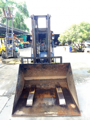 KOMATSU FD25-10 2.5ตัน เครื่องดีเซล เสา4เมตร สนใจติดต่อ083-062-0223(ปอน)