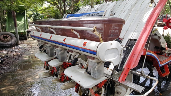 รถดำนา 5 แถว รหัสสินค้า B1 - 23 ขอบคุณลูกค้าจากเชียงราย พรุ่งนี้จัดส่งให้ครับ