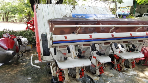 รถดำนา 5 แถว รหัสสินค้า B1 - 23 ขอบคุณลูกค้าจากเชียงราย พรุ่งนี้จัดส่งให้ครับ