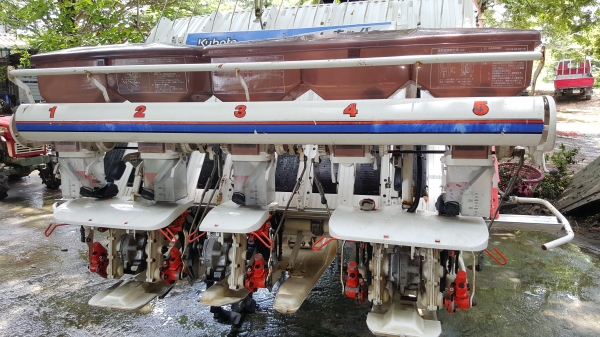 รถดำนา 5 แถว รหัสสินค้า B1 - 23 ขอบคุณลูกค้าจากเชียงราย พรุ่งนี้จัดส่งให้ครับ