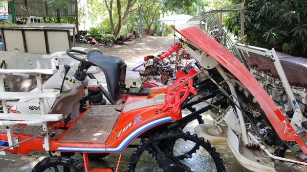 รถดำนา 5 แถว รหัสสินค้า B1 - 23 ขอบคุณลูกค้าจากเชียงราย พรุ่งนี้จัดส่งให้ครับ