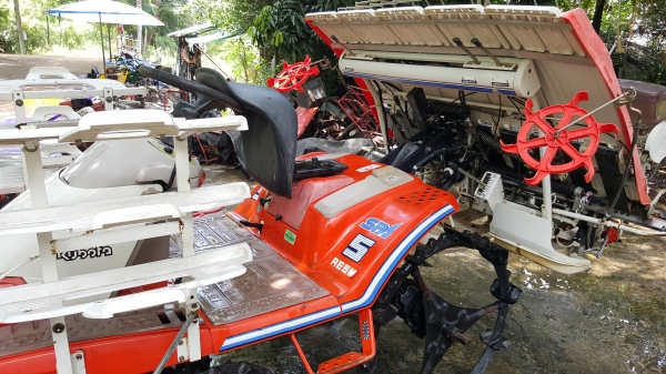 รถดำนา 5 แถว รหัสสินค้า B1 - 23 ขอบคุณลูกค้าจากเชียงราย พรุ่งนี้จัดส่งให้ครับ