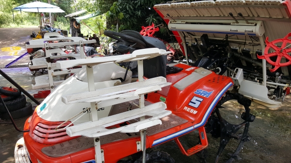 รถดำนา 5 แถว รหัสสินค้า B1 - 23 ขอบคุณลูกค้าจากเชียงราย พรุ่งนี้จัดส่งให้ครับ