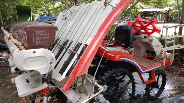 รถดำนา 5 แถว รหัสสินค้า B1 - 23 ขอบคุณลูกค้าจากเชียงราย พรุ่งนี้จัดส่งให้ครับ