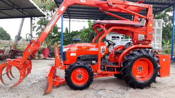 KUBOTA L 4708 SP (4WD) 2 เพลา สภาพใหม่สวยๆ ชั่วโมงใช้ งานน้อย สีเดิมทั้งคัน พร้อมชุดใบมีดดันหน้า และคีบอ้อย KUBOTA L 4708 SP (4WD) 2 เพลา สภาพใหม่สวยๆ ชั่วโมงใช้ งานน้อย สีเดิมทั้งคัน พร้อมชุดใบมีดดันหน้า และคีบอ้อย