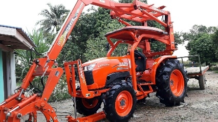 KUBOTA L 4708 SP (4WD) 2 เพลา สภาพใหม่สวยๆ ชั่วโมงใช้ งานน้อย สีเดิมทั้งคัน พร้อมชุดใบมีดดันหน้า และคีบอ้อย KUBOTA L 4708 SP (4WD) 2 เพลา สภาพใหม่สวยๆ ชั่วโมงใช้ งานน้อย สีเดิมทั้งคัน พร้อมชุดใบมีดดันหน้า และคีบอ้อย
