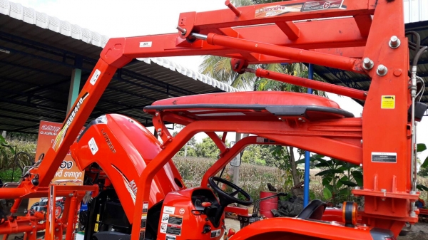 KUBOTA L 4708 SP (4WD) 2 เพลา สภาพใหม่สวยๆ ชั่วโมงใช้ งานน้อย สีเดิมทั้งคัน พร้อมชุดใบมีดดันหน้า และคีบอ้อย KUBOTA L 4708 SP (4WD) 2 เพลา สภาพใหม่สวยๆ ชั่วโมงใช้ งานน้อย สีเดิมทั้งคัน พร้อมชุดใบมีดดันหน้า และคีบอ้อย