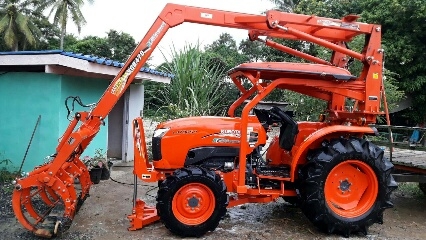 KUBOTA  L 4708 SP (4WD)  2 เพลา   สภาพใหม่สวยๆ   ชั่วโมงใช้   งานน้อย  สีเดิมทั้งคัน  พร้อมชุดใบมีดดันหน้า  และคีบอ้อย