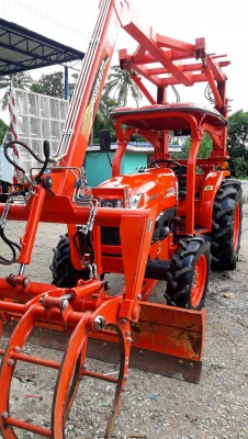 KUBOTA L 4708 SP (4WD) 2 เพลา สภาพใหม่สวยๆ ชั่วโมงใช้ งานน้อย สีเดิมทั้งคัน พร้อมชุดใบมีดดันหน้า และคีบอ้อย KUBOTA L 4708 SP (4WD) 2 เพลา สภาพใหม่สวยๆ ชั่วโมงใช้ งานน้อย สีเดิมทั้งคัน พร้อมชุดใบมีดดันหน้า และคีบอ้อย