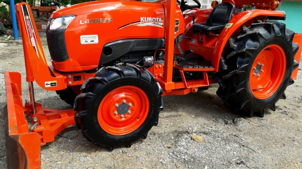 KUBOTA L 4708 SP (4WD) 2 เพลา สภาพใหม่สวยๆ ชั่วโมงใช้ งานน้อย สีเดิมทั้งคัน พร้อมชุดใบมีดดันหน้า และคีบอ้อย KUBOTA L 4708 SP (4WD) 2 เพลา สภาพใหม่สวยๆ ชั่วโมงใช้ งานน้อย สีเดิมทั้งคัน พร้อมชุดใบมีดดันหน้า และคีบอ้อย