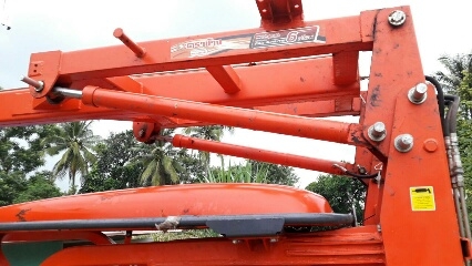 KUBOTA L 4708 SP (4WD) 2 เพลา สภาพใหม่สวยๆ ชั่วโมงใช้ งานน้อย สีเดิมทั้งคัน พร้อมชุดใบมีดดันหน้า และคีบอ้อย KUBOTA L 4708 SP (4WD) 2 เพลา สภาพใหม่สวยๆ ชั่วโมงใช้ งานน้อย สีเดิมทั้งคัน พร้อมชุดใบมีดดันหน้า และคีบอ้อย