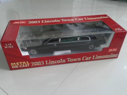 โมเดลรถ  2003 Lincoln Town Car Limousine