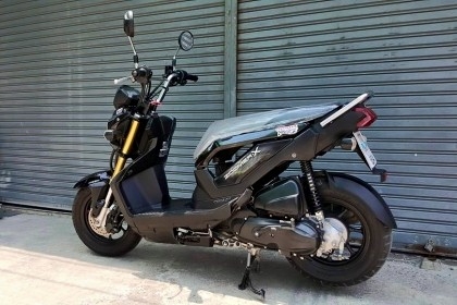 ขออนุญาติขาย HONDA ZOOMER-X 110i รุ่น NEW TOP COMBI BRAKE วิ่งน้อย 11,XXX KM สภาพสวยนางฟ้า เมือนรถใหม่ป้ายแดง เครื่องเดิม วิ่งดีมาก ใช้งานดี สตาร์ทมือและเท้าทีเดียวติด ไม่มีปัญหา ประหยัดน้ำมัน ตามสภาพการใช้งาน เล่มทะเบียนเอกสารชุดโอนมีครบ พร้อมออกใบซื้อขา