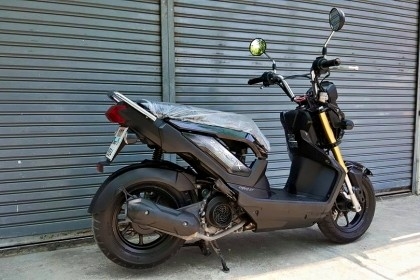 ขออนุญาติขาย HONDA ZOOMER-X 110i รุ่น NEW TOP COMBI BRAKE วิ่งน้อย 11,XXX KM สภาพสวยนางฟ้า เมือนรถใหม่ป้ายแดง เครื่องเดิม วิ่งดีมาก ใช้งานดี สตาร์ทมือและเท้าทีเดียวติด ไม่มีปัญหา ประหยัดน้ำมัน ตามสภาพการใช้งาน เล่มทะเบียนเอกสารชุดโอนมีครบ พร้อมออกใบซื้อขา
