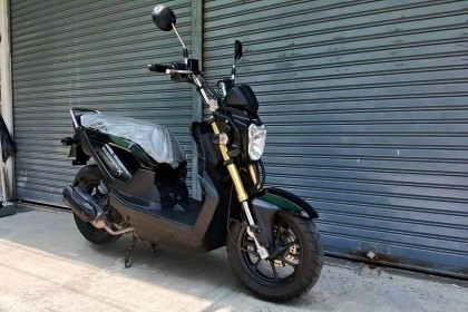 ขออนุญาติขาย HONDA ZOOMER-X 110i รุ่น NEW TOP COMBI BRAKE วิ่งน้อย 11,XXX KM สภาพสวยนางฟ้า เมือนรถใหม่ป้ายแดง เครื่องเดิม วิ่งดีมาก ใช้งานดี สตาร์ทมือและเท้าทีเดียวติด ไม่มีปัญหา ประหยัดน้ำมัน ตามสภาพการใช้งาน เล่มทะเบียนเอกสารชุดโอนมีครบ พร้อมออกใบซื้อขา