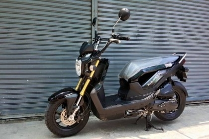 ขออนุญาติขาย HONDA ZOOMER-X 110i รุ่น NEW TOP COMBI BRAKE วิ่งน้อย 11,XXX KM สภาพสวยนางฟ้า เมือนรถใหม่ป้ายแดง เครื่องเดิม วิ่งดีมาก ใช้งานดี สตาร์ทมือและเท้าทีเดียวติด ไม่มีปัญหา ประหยัดน้ำมัน ตามสภาพการใช้งาน เล่มทะเบียนเอกสารชุดโอนมีครบ พร้อมออกใบซื้อขา