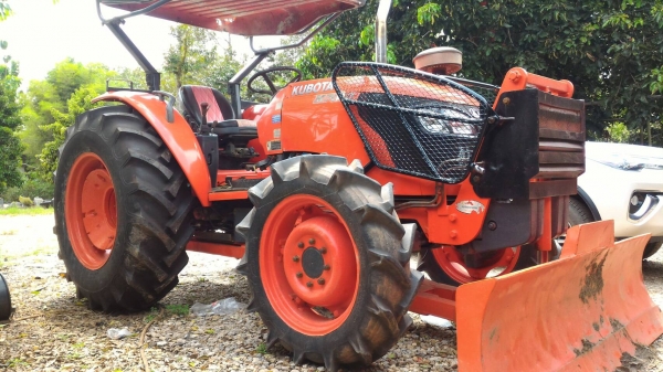 ขายรถไถ KUBOTA M7040 พร้อมอุปกรณ์ดันหน้า และผน6 แตเตอรี่ใหม่ ยางหลังใหม่ ราคา 440,000 บาท อ.แกลง จ.ระยอง  มีบริการขนส่งทั่วไทย DC Tractor Rayong 0818618678,0899347475 https://www.facebook.com/DC-Tractor-Rayong-3071545327&hellip;/shop&hellip; id line=081-8