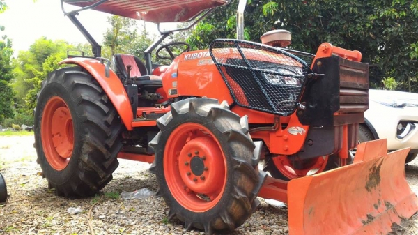 ขายรถไถ KUBOTA M7040 พร้อมอุปกรณ์ดันหน้า และผน6CMT แบตเตอรี่ใหม่ ยางหลังใหม่ ทะเบียนพร้อมโอน ราคา 440,000 บาท อ.แกลง จ.ระยอง มีบริการขนส่งทั่วไทย DC Tractor Rayong 0818618678,0899347475 https://www.facebook.com/DC-Tractor-Rayong-3071545327…/shop&h ขายรถไถ KUBOTA M7040 พร้อมอุปกรณ์ดันหน้า และผน6CMT แบตเตอรี่ใหม่ ยางหลังใหม่ ทะเบียนพร้อมโอน ราคา 440,000 บาท อ.แกลง จ.ระยอง มีบริการขนส่งทั่วไทย DC Tractor Rayong 0818618678,0899347475 https://www.facebook.com/DC-Tractor-Rayong-3071545327…/shop&h