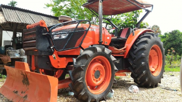 ขายรถไถ KUBOTA M7040 พร้อมอุปกรณ์ดันหน้า และผน6CMT แบตเตอรี่ใหม่ ยางหลังใหม่ ทะเบียนพร้อมโอน ราคา 440,000 บาท อ.แกลง จ.ระยอง  มีบริการขนส่งทั่วไทย DC Tractor Rayong 0818618678,0899347475 https://www.facebook.com/DC-Tractor-Rayong-3071545327&hellip;/shop&h