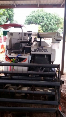 รถเกี่ยวคูโบต้า ปี 58 สภาพพร้อมใช้พร้อมรถลากเทลเลอร์