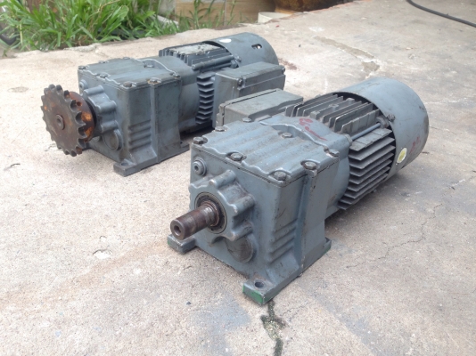 ( เหลือ 2 ตัวครับ )ขายมอเตอร์เกียร์ SEW eurodrive 0.5HP. 380V มีระบบเบรคในตัว อัตราทด 1:23 เพลาออก 60รอบต่อนาที สภาพสวยเดิมๆ วิ่งนิ่ม พร้อมใช้งาน มี 4ตัวครับ