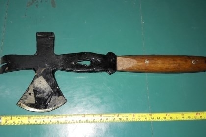 ขายขวานหงอนเก่าขนาดเล็กงานเก่าด้ามไม้ประกบ