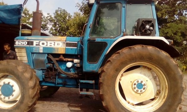 ขายรถไถ6สูบ Ford 8210 เพลาหน้า คาราโร่ 10น็อต 088-4277448 ขายรถไถ6สูบ Ford 8210 เพลาหน้า คาราโร่ 10น็อต 088-4277448