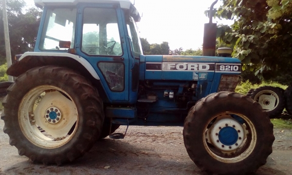 ขายรถไถ6สูบ Ford 8210 เพลาหน้า คาราโร่ 10น็อต 088-4277448