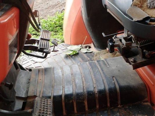 รถไถ KUBOTA 7040 , 2 เพลา. ( รถทำงาน 4,xxx ชม. ) สนใจติดต่อ 081 - 6079515 รถไถ KUBOTA 7040 , 2 เพลา. ( รถทำงาน 4,xxx ชม. ) สนใจติดต่อ 081 - 6079515